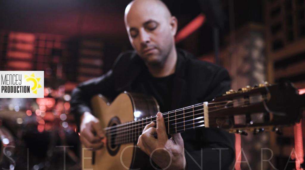Marco del Castillo con una guitarra