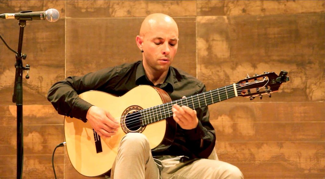 Marco del Castillo tocando guitarra