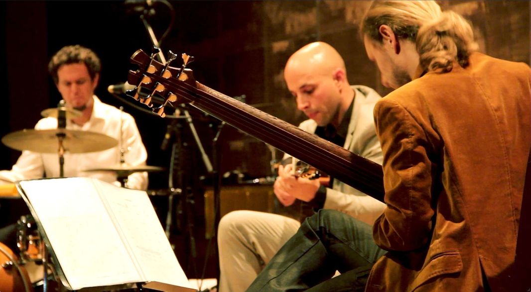 Marco del Castillo junto a otros musicos, tocando