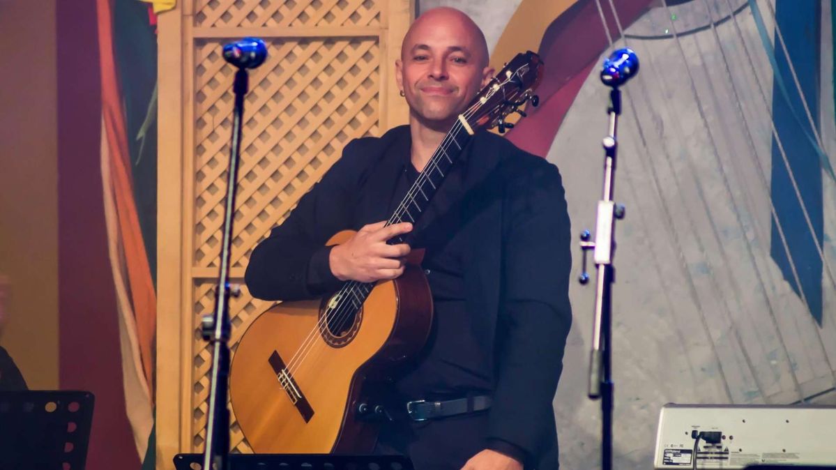Marco del Castillo posando con una guitarra